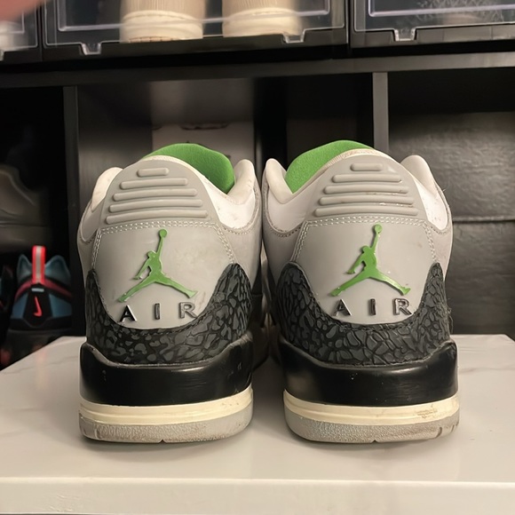 Air Jordan 3 Retro “Chlorophyll” size 9.5. Worn a few times, box included. - Picture 4 of 5